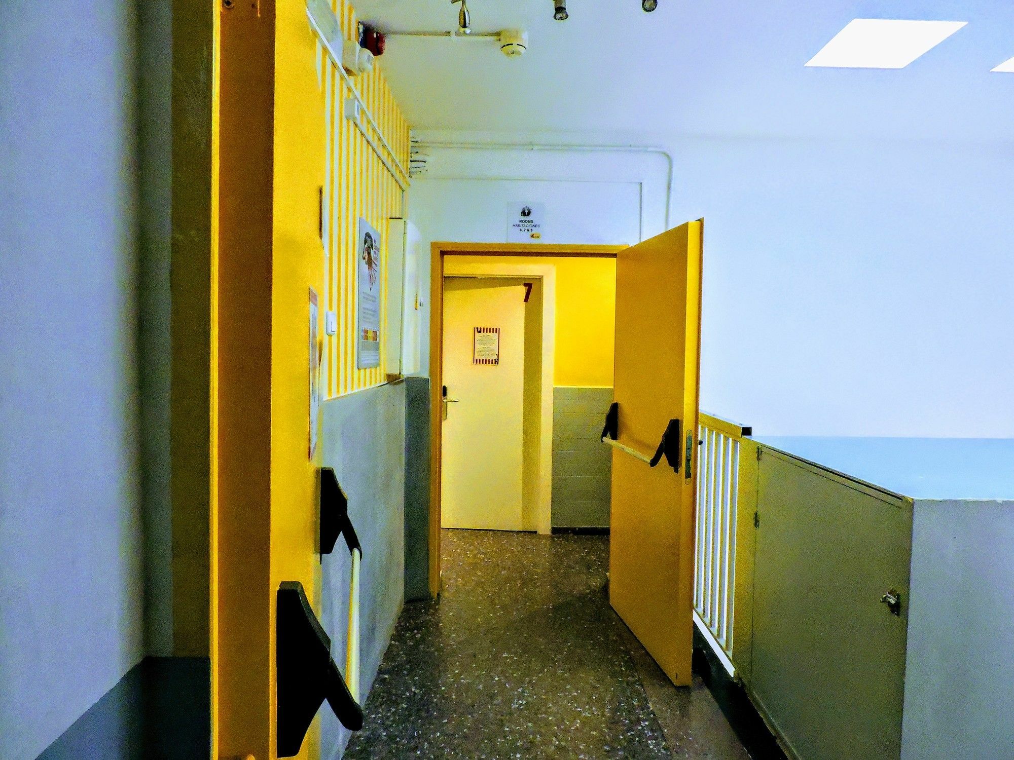 Hostel One Les Corts Барселона Экстерьер фото